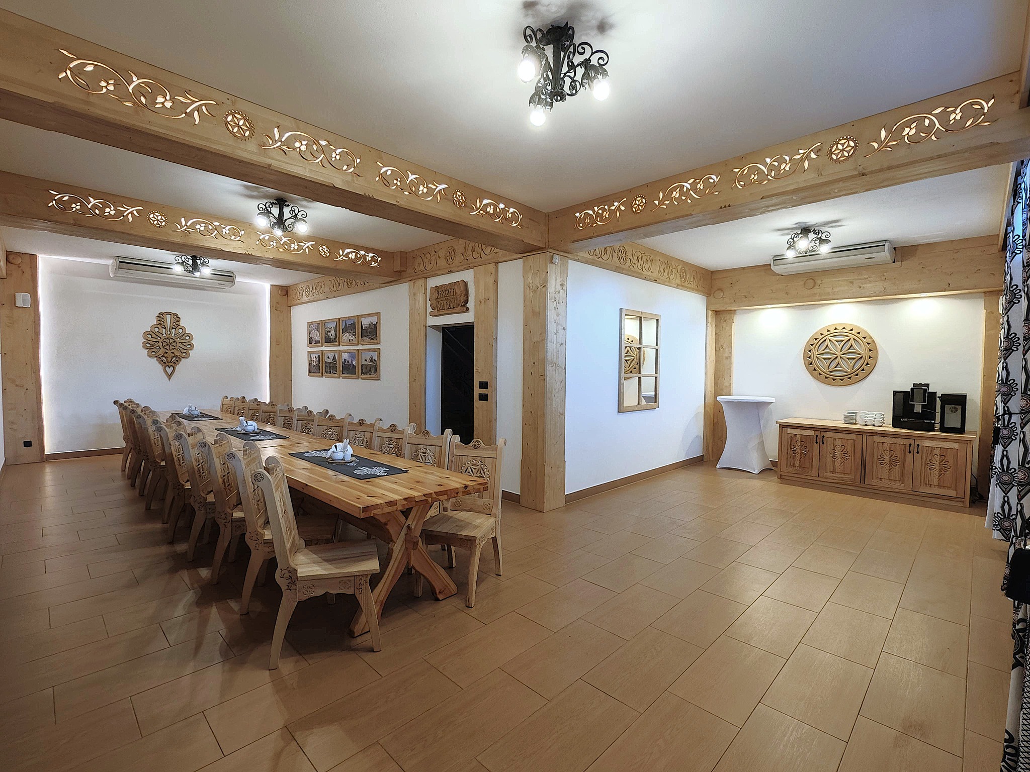 Sala na dole przygotowana na szkolenia i eventy